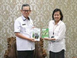Sekdaprov Fahrizal Darminto Terima Hasil Long Form Sensus Penduduk 2020 dari Kepala BPS Lampung