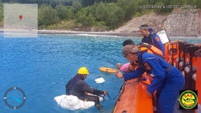 Tim SAR Gabungan Evakuasi 3 Orang Nelayan di Pulau Sertung Kalianda