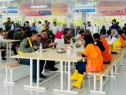 Makan Siang Bersama Pekerja Proyek, Presiden Jokowi Ajak Ngobrol dan Beri Sepeda