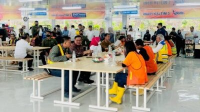 Makan Siang Bersama Pekerja Proyek, Presiden Jokowi Ajak Ngobrol dan Beri Sepeda