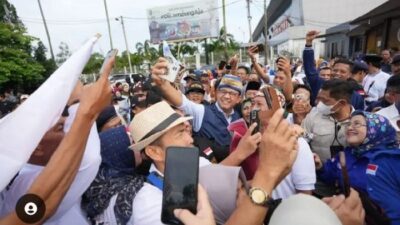 Ibu-Ibu Berebut Selfie Bareng Anies Baswedan, saat Safari Politik ke Lampung Pagi Ini