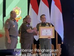 Atas Penilaian Keberhasilan Penyelenggaraan Trantibum dan Linmas Kasat Pol PP Lampung Terima Penghargaan