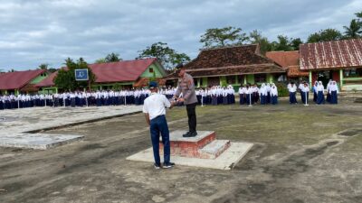 Pimpin Upacara di Sekolah, Kasat Binmas Polres Tulang Bawang Barat Sampaikan Beberapa Hal Ini