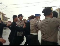 Rekam Kejadian Represif Aparat saat Pengamanan Aksi di Depan Kantor DPRD Lampung, Jurnalis Fajar Sumatera Diintimidasi