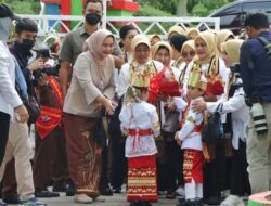 Riana Sari Dampingi Ibu Negara Iriana Jokowi ke SDN Rawa Laut