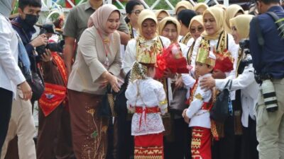 Riana Sari Dampingi Ibu Negara Iriana Jokowi ke SDN Rawa Laut