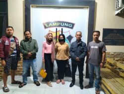 Polisi Dampingi 4 Keluarga Asal Pesawaran Lampung, Korban Dukun Pengganda Uang Slamet Menuju Banjarnegara Jateng