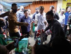 Presiden Jokowi Bagikan Bingkisan dan Kaos Warga di Pasar Natar Lampung Selatan dan Akan Cek Jalan Rusak