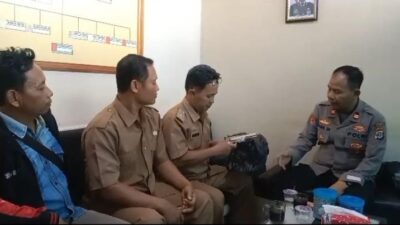 Kepalo Tiyuh di Tubaba Serahkan Senpi Pada Polsek Gunung Agung