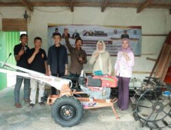 Elly Wahyuni Serahkan Bantuan untuk Gapoktan di Pesawaran