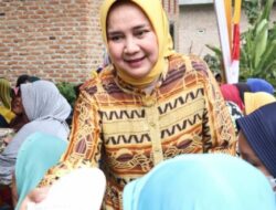 Ririn Dampingi Ketua LKKS Lampung Bagikan Sembako di Natar