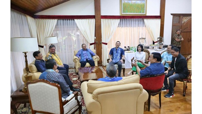 Momen Tawa bersama Koalisi Indonesia Maju saat menyambut Susilo Bambang Yudhoyono dan Agus Harimurti Yudhoyono bersama rombongan Partai Demokrat di Hambalang kediaman Prabowo Subianto.