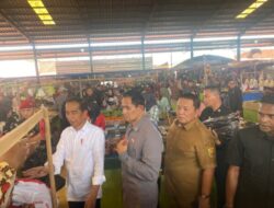 Arinal Dampingi Jokowi Cek Harga Komoditas di Pasar Baru Rumbia