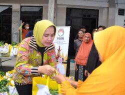 Riana Sari Serahkan Bansos Program SIGER di Kampung Nelayan