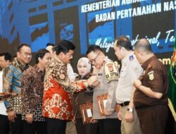 Pin Emas Disematkan ke Kapolda Lampung, Atas Prestasi Tangani Mafia Tanah
