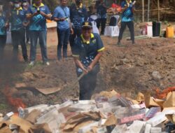 KPPBC TMP B Bandarlampung Musnahkan Rokok Ilegal dan 16 Ribu Botol MMEA Nilai Miliran Rupiah