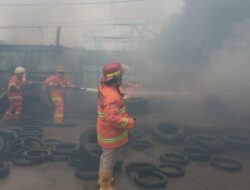 Petugas Pemadam Kebakaran Kota Bandarlampung Cepat Bergerak Tangani Kebakaran Toko Ban di Soekarno Hatta