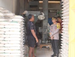 Kapolres Tulang Bawang Barat AKBP Ndaru Istimawan Mengecek Stok Beras di Pabrik Penggilingan Padi