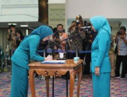 Riana Sari Lantik Agnesia B Rurianti sebagai Pj Ketua TP PKK dan Dekranasda Pringsewu