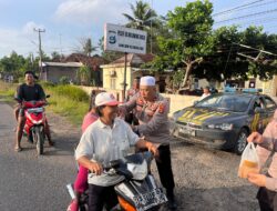 Kapolsek Tulang Bawang Tengah Pimpin Bagi Bagi Takjil di Bulan Ramadhan