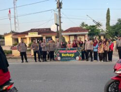 Turun ke Jalan, Kapolsek Tumijajar Bagikan Takjil Berbuka Puasa Kepada Warga yang Melintas