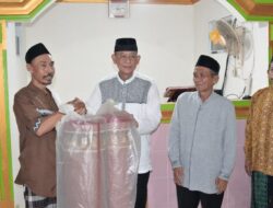 Safari Ramadhan, Adi Erlansyah Imam Sholat Isya dan Taraweh di Masjid Al-Fajar Sukoharjo 1 dan Serahkan Bantuan Ambal dan Sarung