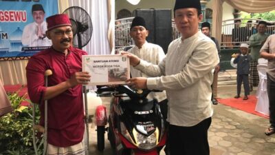 Pj Bupati Pringsewu Beri Bantuan 1 Unit Motor Bagi Penyandang Disabilitas