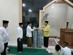 Adi Erlansyah Serahkan Bantuan Ambal untuk Sholat ke Masjid Baitul Muslim Kediri Gading Rejo