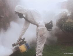 Bantu Warga Cegah DBD, Satbrimob Polda Lampung Melaksanakan Fogging Gratis