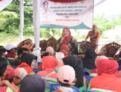 Pemkot Bandarlampung Bersama BAZNAS Salurkan Zakat Infak Sedekah Petugas Kebersihan