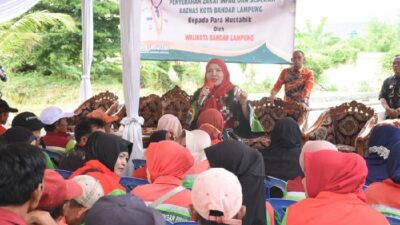 Pemkot Bandarlampung Bersama BAZNAS Salurkan Zakat Infak Sedekah Petugas Kebersihan