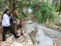 Walikota Eva Dwiana Tinjau Perbaikan Talud Sungai Akibat Banjir