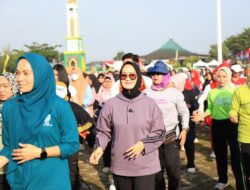 Rusdiana Adi Erlansyah Senam Bersama Perwosi di Pemkab Pringsewu dalam Rangka Gebyar Posyandu