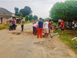 Polsek Tulang Bawang Tengah Gotong Royong Bersama Warga Memperbaiki Jalan Poros Kabupaten