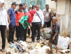 Tinjau Korban Banjir, Walikota Eva Dwiana Minta Segera Perbaiki Tanggul dan Rumah Warga