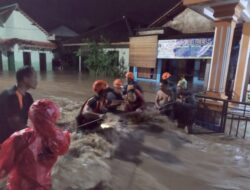 Tim SAR Gabungan Evakuasi Korban Dampak Banjir di Talang Padang Tanggamus