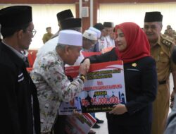 Walikota Eva Dwiana Serahkan Bantuan Dana Hibah 799 Masjid di Bandarlampung