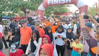 Ikut Jalan Sehat KPU, Adi Erlansyah dan Hisbullah Huda Peduli Pilkada Damai Pringsewu