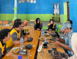 Mahasiswa KKN Inisiasi Pembuatan dan Pemasangan Lampu Jalan dengan Energi Tenaga Surya di Desa Tanjung Wangi