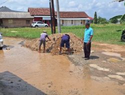 Respon Cepat Keluhan Warga Terkait Infrastruktur Jalan Rusak di Pekon Buluk Sari, Warga: Alhamdulillah Sudah Ditimbun Pak Adi Erlansyah