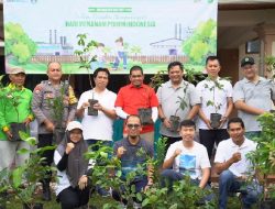 Lestarikan Lingkungan, PTPN IV Regional 7 Tanam dan Bagikan 700 Bibit Pohon