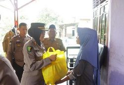 Polwan Polda Lampung Serahkan Bantuan Warga Terdampak Banjir