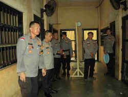 Plh Kapolres Tulang Bawang Barat Bagikan Makanan Tambahan, Tahanan Sumringah