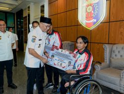 Gubernur Mirza Serahkan Bonus Atlet Penyandang Disabilitas
