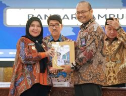 Wali Kota Serahkan LKPD Tahun Anggran 2004 Kepada BPK