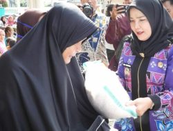 Jelang Hari Raya, Pemkot Bagikan Beras ke Masyarakat