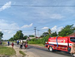 Polisi dan Damkar Gerak Cepat Bersihkan Tumpahan Solar di Jalan Raya Tiyuh Candra Mukti
