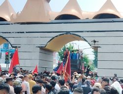 Memaksa Masuk ke Area Kantor DPRD Lampung, Aksi Demo Petani Singkong Ricuh, Massa Lempar Batu ke Aparat