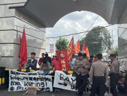 Karyawan PT San Xiong Steel Geruduk Kantor DPRD Lampung