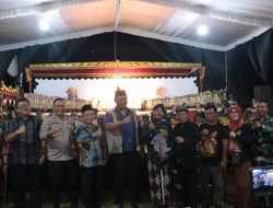 Peringati Tahun Baru Islam 1447 Hijriah, Wabup Komang Hadiri Pagelaran Wayang Kulit